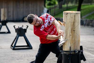 STIHL_TIMBERSPORTS_Leon_Pesch_Standing_Block_Chop.jpg