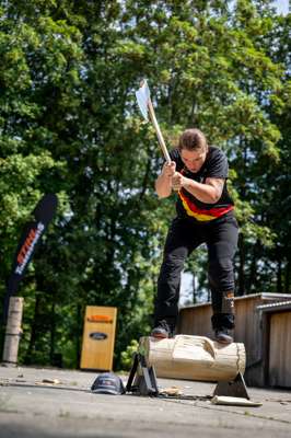 STIHL_TIMBERSPORTS_Nina_Pokoyski_Underhand_Chop.jpg