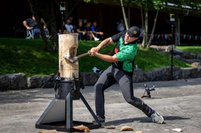 STIHL_TIMBERSPORTS_Jan_Reichert_Standing_Block_Chop.jpg