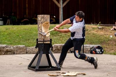 STIHL_TIMBERSPORTS_Ford_Transit_Cup_2022_Peter_Bauer_Standing_Block_Chop.jpg