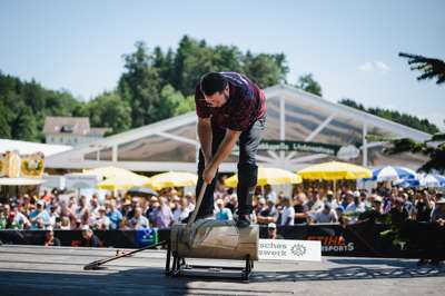 STIHL_TIMBERSPORTS_Nils_Mueller_Underhand_Chop.jpg