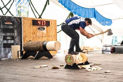 STIHL_TIMBERSPORTS_Peter_Bauer_Underhand_Chop.jpg