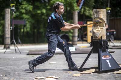 TIMBERSPORTS_FORD_RANGER_CUP_DENGLER_STANDING_BLOCK_CHOP.jpg