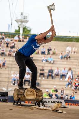 TIMBERSPORTS_GER_PRO_CH_21_HOFBAUER_UNDERHAND_CHOP.jpg