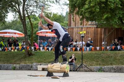 STIHL_TIMBERSPORTS_Ford_Transit_Cup_2022_Peter_Bauer_Underhand_Chop.jpg