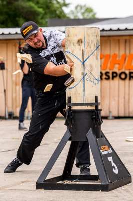 STIHL_TIMBERSPORTS_Ford_Transit_Cup_2022_Danny_Martin_Standing_Block_Chop.jpg
