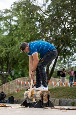 STIHL_TIMBERSPORTS_Ford_Transit_Cup_2022_Denny_Vielwerth_Underhand_Chop.jpg