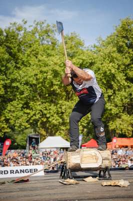 STIHL_TIMBERSPORTS_Peter_Bauer_Underhand_Chop.jpg