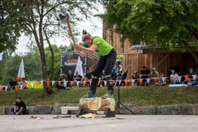 STIHL_TIMBERSPORTS_Ford_Transit_Cup_2022_Alrun_Uebing_Underhand_Chop.jpg