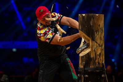 STIHL_TIMBERSPORTS_Danny_Martin_Standing_Block_Chop.jpg