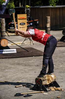 TIMBERSPORTS_FORD_RANGER_CUP_2021_EINFALT_UNDERHAND_CHOP.jpg