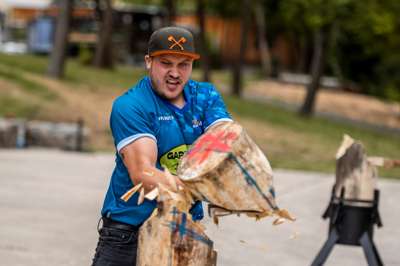 STIHL_TIMBERSPORTS_Ford_Transit_Cup_2022_Denny_Vielwerth_Standing_Block_Chop.jpg
