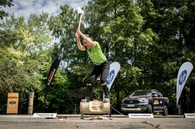 STIHL_TIMBERSPORTS_Alrun_Uebing_Underhand_Chop.jpg