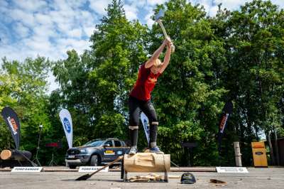 STIHL_TIMBERSPORTS_Nadine_Muenzenmaier_Underhand_Chop.jpg