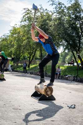 STIHL_TIMBERSPORTS_Felix_Muehlhaus_Underhand_Chop.jpg