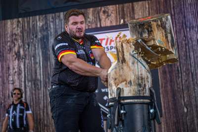 STIHL_TIMBERSPORTS_Marcel_Steinkaemper_Standing_Block_Chop.jpg