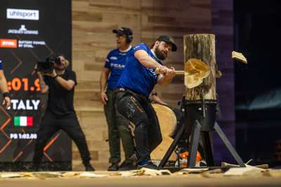 STIHL_TIMBERSPORTS_Alessandro_Ciaponi_Standing_Block_Chop.jpg