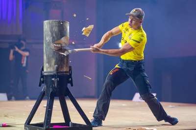 STIHL_TIMBERSPORTS_Ferry_Svan_Standing_Block_Chop.jpg
