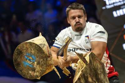 STIHL_TIMBERSPORTS_Zdenek_Maras_Standing_Block_Chop.jpg