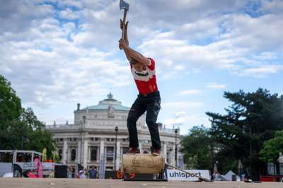 STIHL_TIMBERSPORTS_RWCH_2022_Szymon_Groenwald_Underhand_Chop.jpg